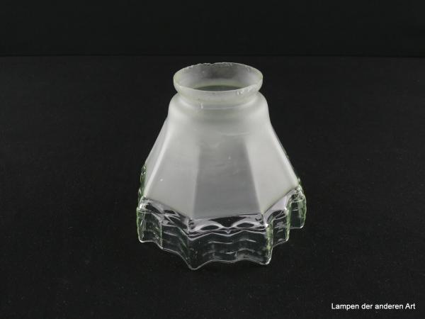Jugendstil Lampenschirm gebraucht, Kegel glattes Glas eisglasartig geätzt, Farbe grünlich, durchsichtige Einfassung gestuft als Abschluss am unteren Rand mit sichtbaren Ätzfehlern, Nostalgie Ersatzglas für alte Lampen, Griffrand 6cm