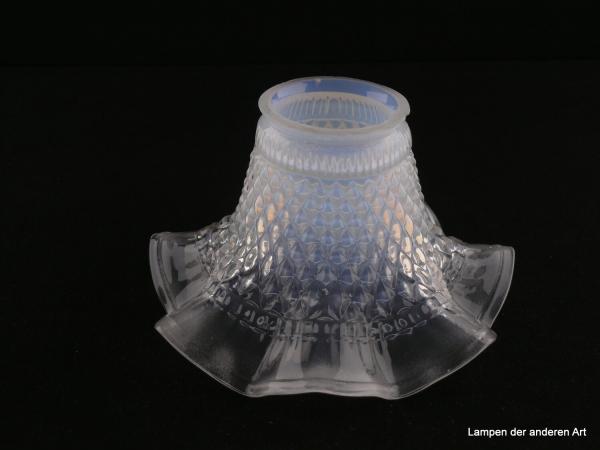Jugendstil Lampenschirm gebraucht, florale Opik, untere Wandungszone Klarglas, obere Wandungszone milchig weiß, wabenartig reliefierte Oberfläche, Nostalgie Ersatzglas für alte Lampen, D: 16cm, H: 9,5cm, Glashalterand Griffrand 6cm