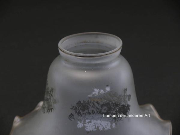 Jugendstil Lampenschirm, gebraucht, Glas satiniert, Blütenform mit geätztem floralem Dekor, viermal in der oberen Wandungszone, D: ca.15cm, H: ca.9cm, antikes Ersatzglas, Glashalter Griffrand 6cm, Detail Ätzdekor
