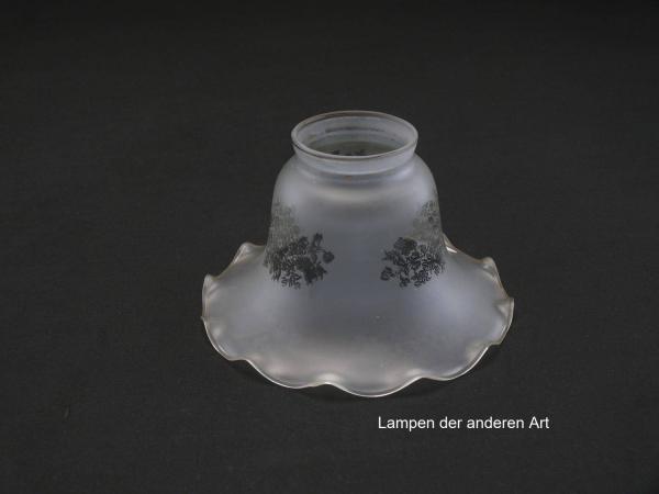 Jugendstil Lampenschirm, gebraucht, Glas satiniert, Blütenform mit geätztem floralem Dekor, viermal in der oberen Wandungszone, D: ca.15cm, H: ca.9cm, antikes Ersatzglas, Glashalter Griffrand 6cm
