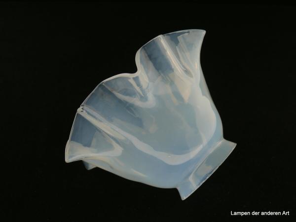 Jugendstil Lampenschirm gebraucht, Glas milchig weißer Grund, untere Wandungszone mehrfach gekniffen und leicht geweitet, Nostalgie Ersatzglas für alte Lampen, D: 15cm, H: 9cm, Glashalterand Griffrand 6cm, liegend