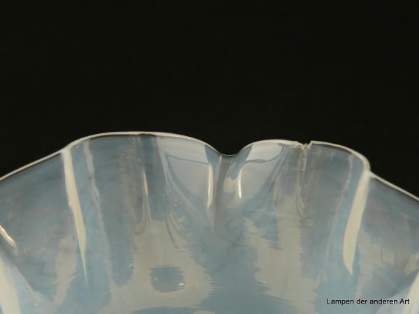 Jugendstil Lampenschirm gebraucht, Glas milchig weißer Grund, untere Wandungszone mehrfach gekniffen und leicht geweitet, Nostalgie Ersatzglas für alte Lampen, D: 15cm, H: 9cm, Glashalterand Griffrand 6cm, drei kleine Chips am unteren Rand