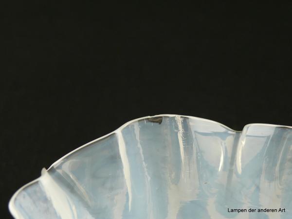 Jugendstil Lampenschirm gebraucht, Glas milchig weißer Grund, untere Wandungszone mehrfach gekniffen und leicht geweitet, Nostalgie Ersatzglas für alte Lampen, D: 15cm, H: 9cm, Glashalterand Griffrand 6cm, drei kleine Chips am unteren Rand