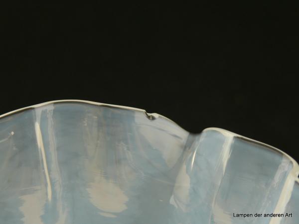 Jugendstil Lampenschirm gebraucht, Glas milchig weißer Grund, untere Wandungszone mehrfach gekniffen und leicht geweitet, Nostalgie Ersatzglas für alte Lampen, D: 15cm, H: 9cm, Glashalterand Griffrand 6cm, drei kleine Chips am unteren Rand