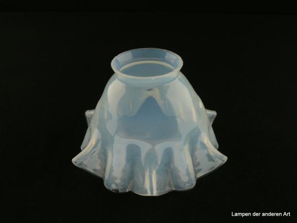 Jugendstil Lampenschirm gebraucht, Glas milchig weißer Grund, untere Wandungszone mehrfach gekniffen und leicht geweitet, Nostalgie Ersatzglas für alte Lampen, D: 15cm, H: 9cm, Glashalterand Griffrand 6cm