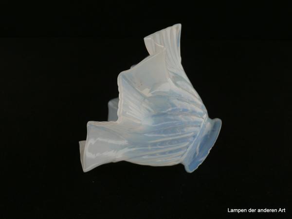 Jugendstil Lampenschirm gebraucht, Milchglas, Wandung in sich verdreht, diagonal verlaufende Rillen, spitz aufgezogener Rand in zweifachem Rapport Wechsel zwischen glatter und geriefter Oberfläche, Nostalgie Ersatzglas für alte Lampen, Griff 6cm, seitlich