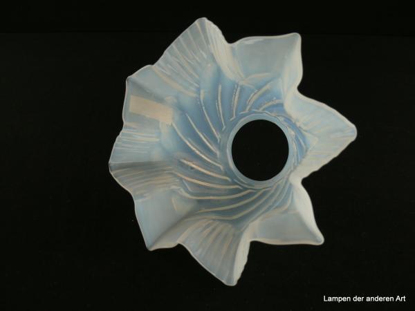 Jugendstil Lampenschirm gebraucht, Milchglas, Wandung in sich verdreht, diagonal verlaufende Rillen, spitz aufgezogener Rand in zweifachem Rapport Wechsel zwischen glatter und geriefter Oberfläche, Ersatzglas für alte Lampen, Griff 6cm, von unten