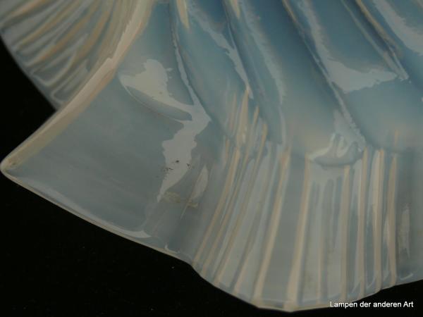 Jugendstil Lampenschirm gebraucht, Milchglas, Wandung in sich verdreht, diagonal verlaufende Rillen, spitz aufgezogener Rand in zweifachem Rapport Wechsel zwischen glatter und geriefter Oberfläche, Detail innen herstellungsbedingt schwarzer Glaseinschluss