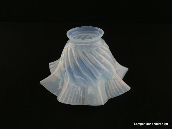 Jugendstil Lampenschirm gebraucht, Milchglas, Wandung in sich verdreht, diagonal verlaufende Rillen, spitz aufgezogener Rand in zweifachem Rapport Wechsel zwischen glatter und geriefter Oberfläche, Nostalgie Ersatzglas für alte Lampen, Griffrand 6cm