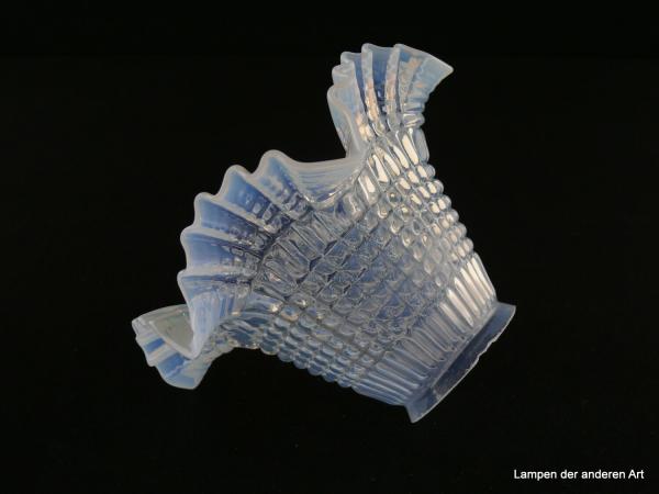 Jugendstil Lampenschirm gebraucht, Milchglas, konisch geweitete Wandung, mit geometrischen Formen im Relief gestaltet, aufgebogener gefalteter Rand, Nostalgie Ersatzglas für alte Lampen, D: 17cm, H: 10cm, Glashalterand Griffrand 6cm, liegend