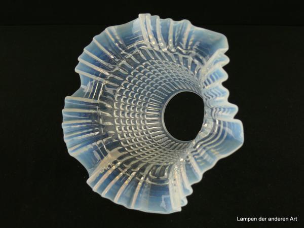 Jugendstil Lampenschirm gebraucht, Milchglas, konisch geweitete Wandung, mit geometrischen Formen im Relief gestaltet, aufgebogener gefalteter Rand, Nostalgie Ersatzglas für alte Lampen, D: 17cm, H: 10cm, Glashalterand Griffrand 6cm, von innen