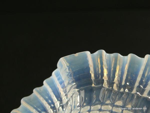 Jugendstil Lampenschirm gebraucht, Milchglas, konisch geweitete Wandung, mit geometrischen Formen im Relief gestaltet, aufgebogener gefalteter Rand, Nostalgie Ersatzglas für alte Lampen, D: 17cm, H: 10cm, Glashalterand Griffrand 6cm, kleiner Chip am Rand