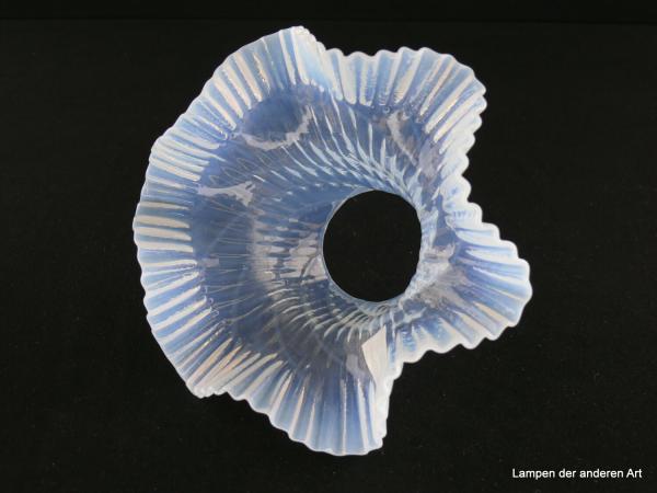 Jugendstil Lampenschirm gebraucht, Milchglas, ähnelt in seiner Silhouette einem schwingenden Plisseerock, Nostalgie Ersatzglas für alte Lampen, D: 15,5cm, H: 8,5cm, Glashalterand Griffrand 6cm, von innen