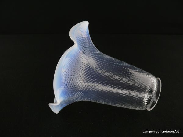 Jugendstil Lampenschirm gebraucht, Klarglas, milchig weiß gefärbter Rand, schlanker Blütenkelch, gewabte Oberfläche im Relief,  Nostalgie Ersatzglas für alte Lampen, D: 16cm, H: 16cm, Glashalterand Griffrand 6cm, liegend