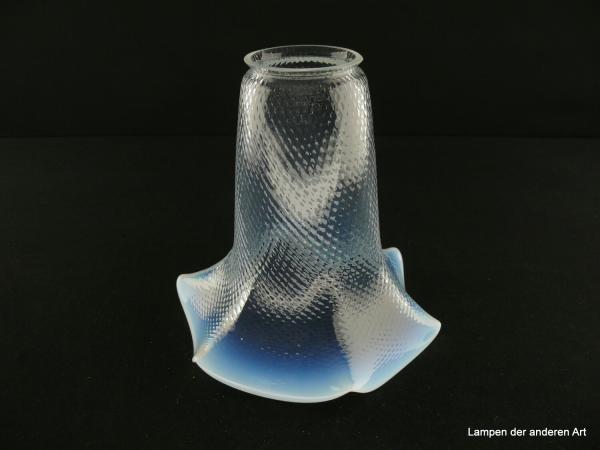 Jugendstil Lampenschirm gebraucht, Klarglas, milchig weiß gefärbter Rand, schlanker Blütenkelch, gewabte Oberfläche im Relief,  Nostalgie Ersatzglas für alte Lampen, D: 16cm, H: 16cm, Glashalterand Griffrand 6cm