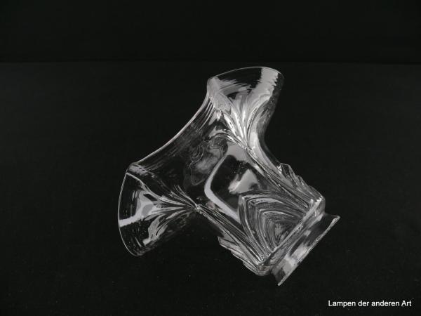 Jugendstil Lampenschirm gebraucht, Klarglas, am Schirmhals herabhängende Volants, unterbrochen durch bis zum Rand ragende ausgebreitete Fächerwedel, umlaufende in den gewellten Rand eingearbeite Rillen, Ersatzglas für alte Lampen, Griffrand 6cm, seitlich