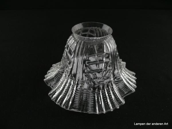 Jugendstil Lampenschirm gebraucht, Klarglas reliefiert, schildförmiges Motiv in vierfacher Wiederholung  auf dem leicht konisch geweiteten Zylinder, Nostalgie Ersatzglas für alte Lampen, D: 16cm, H: 10cm, Glashalterand Griffrand 6cm