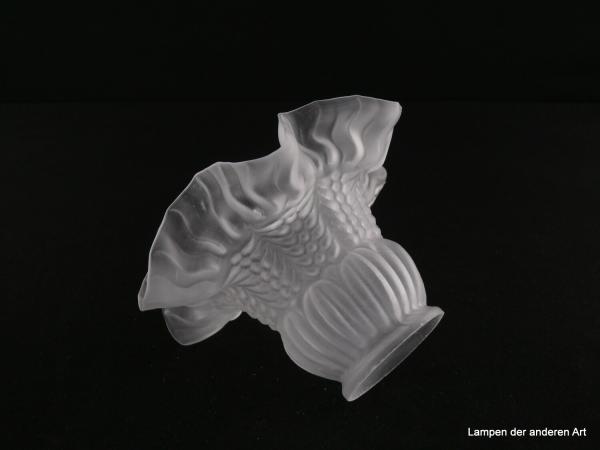 Jugendstil Lampenschirm gebraucht, Glas grau satiniert, reliefiert, florale Gestaltung, ähnlich einem Blütenkelch mit weit ausladenden Kronenblättern, Nostalgie Ersatzglas für alte Lampen, D: 16cm, H: 10,5cm, Glashalterand Griffrand 6cm, liegend