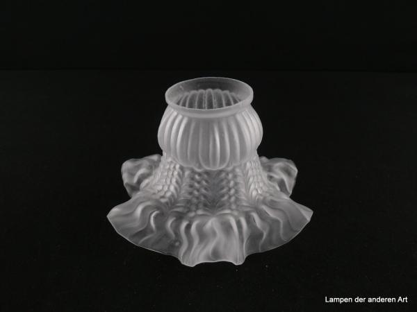 Jugendstil Lampenschirm gebraucht, Glas grau satiniert, reliefiert, florale Gestaltung, ähnlich einem Blütenkelch mit weit ausladenden Kronenblättern, Nostalgie Ersatzglas für alte Lampen, D: 16cm, H: 10,5cm, Glashalterand Griffrand 6cm