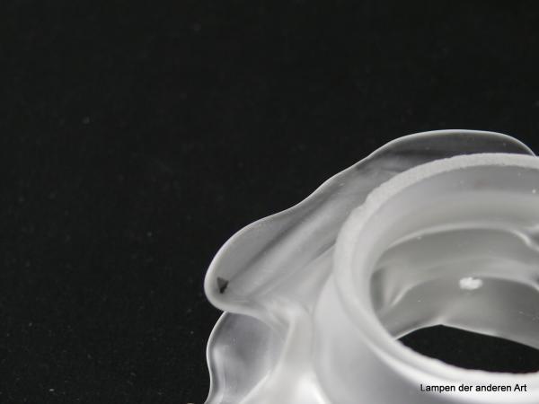 3-er Set Jugendstil Lampenschirm gebraucht, Glas grau satiniert, Nachahmung einer Rosenblüte, Blütenblätter kranzförmig am zylindrischen Körper angeordnet, Griffrand 6cm, herstellungsbedingter schwarzer Glaseinschluss bei einem Schirm