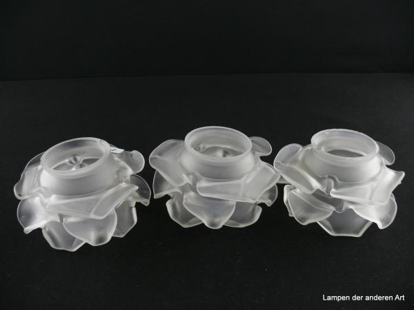 3-er Set Jugendstil Lampenschirm gebraucht, Glas grau satiniert, Nachahmung einer Rosenblüte, Blütenblätter kranzförmig am zylindrischen Körper angeordnet, Nostalgie Ersatzglas für alte Lampen, D: ca. 11cm, H: ca. 6cm, Glashalter Griffrand 6cm