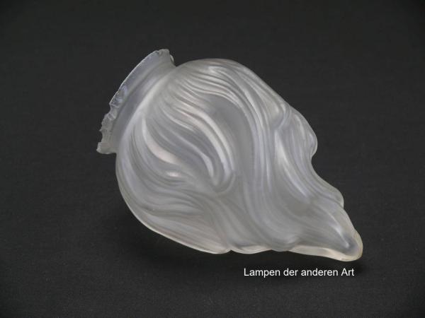 2-er Set Jugendstil Lampenschirm gebraucht, stumpf satiniertes Glas, stilisierte lodernde Flamme, Nostalgie Ersatzglas D: ca.8cm, H: ca.12cm, Griffrand Glashalter 6cm, Beschädigungen am Griffrand, einzeln seitlich