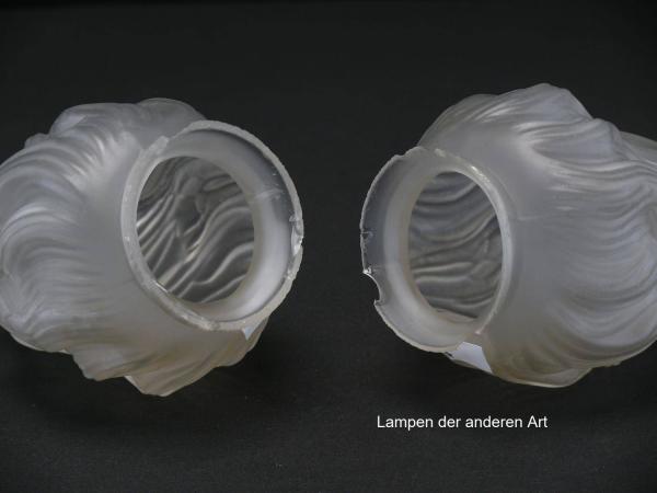 2-er Set Jugendstil Lampenschirm gebraucht, stumpf satiniertes Glas, stilisierte lodernde Flamme, Nostalgie Ersatzglas D: ca.8cm, H: ca.12cm, Griffrand Glashalter 6cm, Detail Beschädigungen am Griffrand