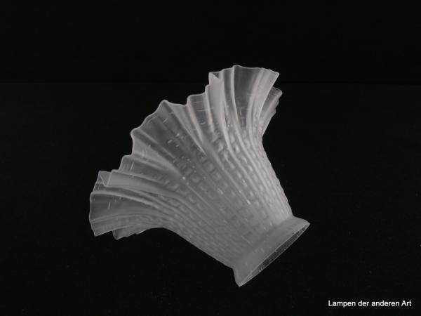 2-er Set Jugendstil Lampenschirm gebraucht, Glas grau satiniert, längs eingearbeitete Perlstabrippen, in eben der Breite übergehend in den gekniffenen aufgezogenen Rand, Nostalgie Ersatzglas für alte Lampen, Griffrand 6cm, seitlich