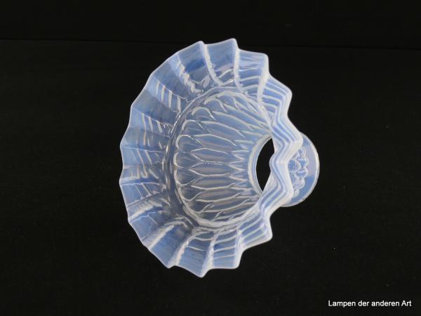 Jugendstil Lampenschirm gebraucht, Glas milchig weiß, spitzovales Schmuckband in der mittleren Wandungszone, zylindrischer Teil mit tropfenförmigen Erhebungen abschließend, Nostalgie Ersatzglas für alte Lampen, Griffrand 6cm, von innen