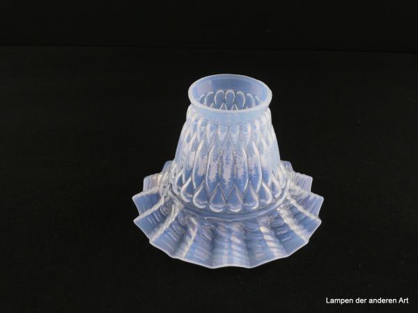 Jugendstil Lampenschirm gebraucht, Glas milchig weiß, spitzovales Schmuckband in der mittleren Wandungszone, zylindrischer Teil mit tropfenförmigen Erhebungen abschließend, Nostalgie Ersatzglas für alte Lampen, D: ca.15cm, H: ca.10cm, Griffrand 6cm
