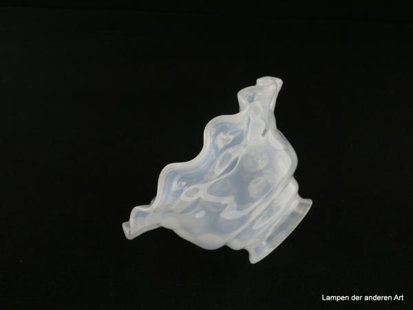 Jugendstil Lampenschirm gebraucht, Glas milchig weiß, schüsselartig geformt, Wandung erscheint wie eine gekräuselte Wasseroberfläche, Nostalgie Ersatzglas für alte Lampen, D: ca.14cm, H: ca.7,5cm, Glashalterand Griffrand 6cm, seitlich