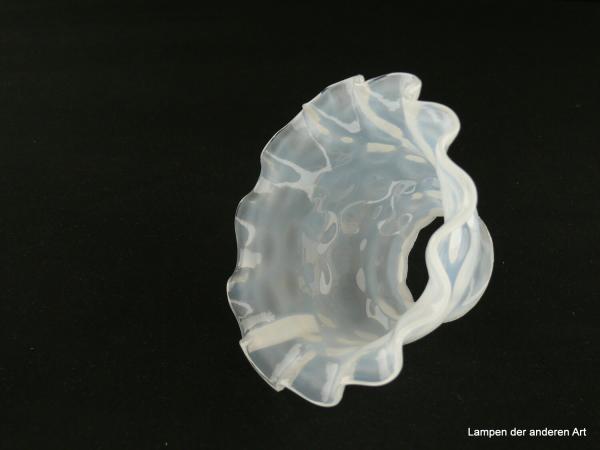 Jugendstil Lampenschirm gebraucht, Glas milchig weiß, schüsselartig geformt, Wandung erscheint wie eine gekräuselte Wasseroberfläche, Nostalgie Ersatzglas für alte Lampen, D: ca.14cm, H: ca.7,5cm, Glashalterand Griffrand 6cm, von innen