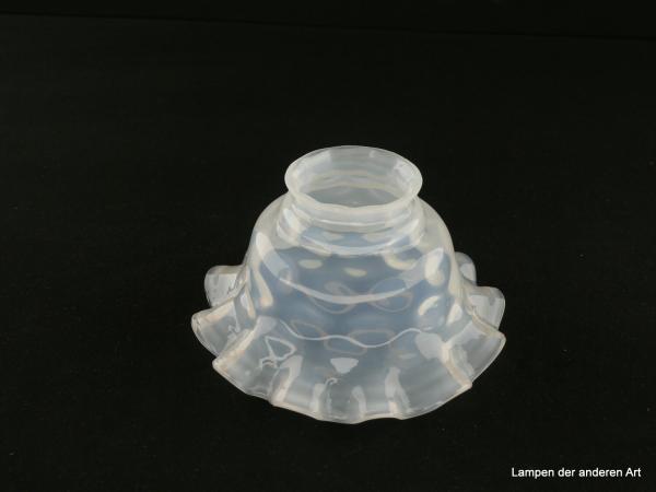 Jugendstil Lampenschirm gebraucht, Glas milchig weiß, schüsselartig geformt, Wandung erscheint wie eine gekräuselte Wasseroberfläche, Nostalgie Ersatzglas für alte Lampen, D: ca.14cm, H: ca.7,5cm, Glashalterand Griffrand 6cm