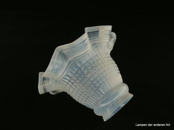 Jugendstil Lampenschirm gebraucht, Glas milchig weiß, wulstig eingeschnürte Schulter, Mittelteil parallel angeordnete geometrische Verzierungen, Unterteil aufgewellt, mit Ringlinien dekoriert, Nostalgie Ersatzglas für alte Lampen, Griffrand 6cm, liegend
