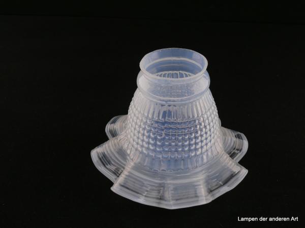 Jugendstil Lampenschirm gebraucht, Glas milchig weiß, wulstig eingeschnürte Schulter, Mittelteil parallel angeordnete geometrische Verzierungen, Unterteil aufgewellt, mit Ringlinien dekoriert, Nostalgie Ersatzglas für alte Lampen, Griffrand 6cm