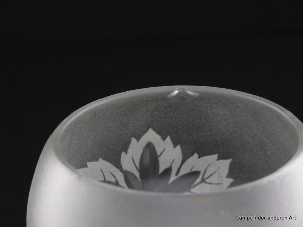 Jugendstil Lampenschirm gebraucht, Glas, bauchig, nach innen gezogener Rand, satinierter Grund, die Wandung umschwingende Blattranke, große Hauptblätter im Zentrum strahlenförmig geschliffen, D: 10,5cm, H: 12cm, Glashalter 6cm, Chip am unteren Rand