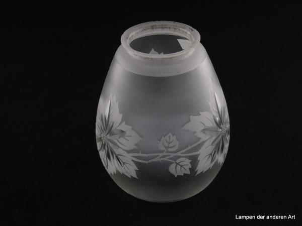 Jugendstil Lampenschirm gebraucht, Glas, bauchig, nach innen gezogener Rand, satinierter Grund, die Wandung umschwingende Blattranke, große Hauptblätter im Zentrum strahlenförmig geschliffen, Nostalgie Ersatzschirm D: 10,5cm, H: 12cm, Glashalter 6cm