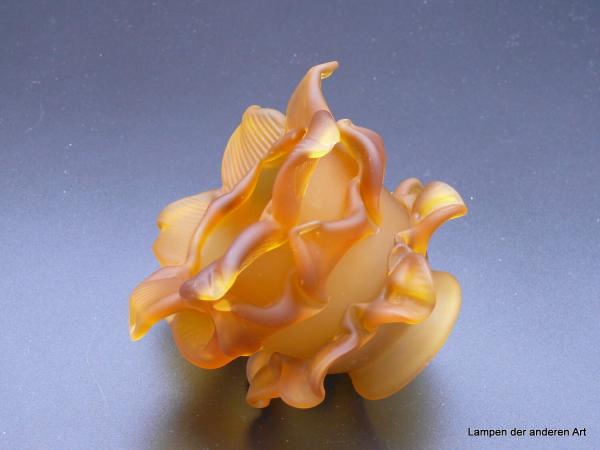 Jugendstil Lampenschirm gebraucht, Rosenform, goldsatiniert, Blütenblätter stufenweise und versetzt angeordnet, D: 10cm H: 10cm Griff-Rand : 6cm liegend