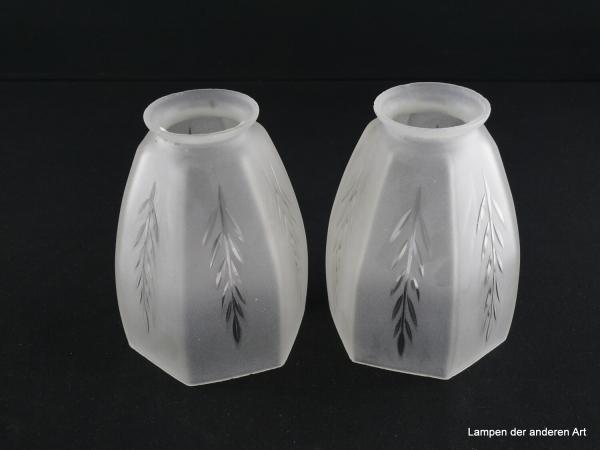 2-er Set Jugendstil Lampenschirm gebraucht, zylindrisches Glas grau satiniert, je ein geschliffener Zweig auf den durch vertikale Kniffe sechsfach unterteilten Wandung, Nostalgie Ersatzglas für alte Lampen, D: ca.10cm, H: ca. 13cm, Griffrand 6cm