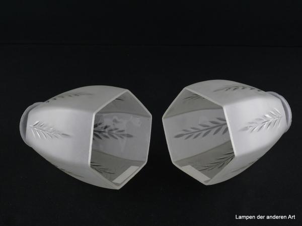 2-er Set Jugendstil Lampenschirm gebraucht, zylindrisches Glas grau satiniert, je ein geschliffener Zweig auf den durch vertikale Kniffe sechsfach unterteilten Wandung, Nostalgie Ersatzglas für alte Lampen, D: ca.10cm, H: ca. 13cm, Griff 6cm, von innen