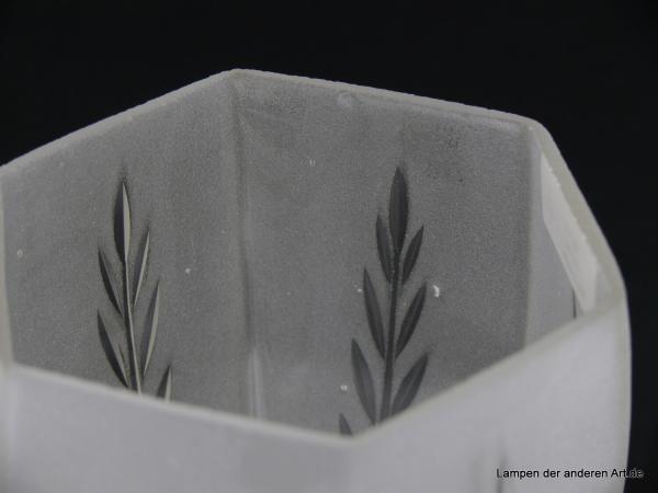 2-er Set Jugendstil Lampenschirm gebraucht, zylindrisches Glas grau satiniert, je ein geschliffener Zweig auf den durch vertikale Kniffe sechsfach unterteilten Wandung, Nostalgie Ersatzglas, D: ca.10cm, H: ca. 13cm, Griff 6cm, kleiner Chip am Rand
