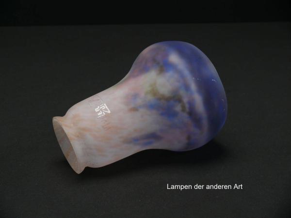 Jugendstil Lampenschirm gebraucht, antiker Blütenkelch leicht geweitet, mehrfarbiges Glas pate de verre, Schirmhals weiß-ocker marmoriert, untere Wandungszone Farbspiel in blau, lila, rosa, blauer Rand, liegend