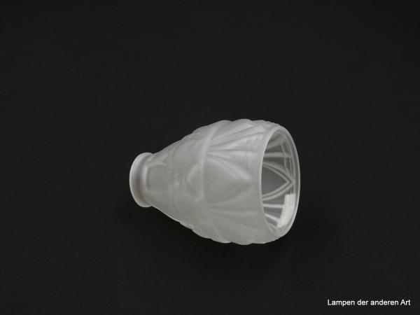 Art Deco Lampenschirm gebraucht, Glas satiniert grau, schwach konisch geweitet, optisch strukturierte Oberfläche, Wandung in zwei Musterabschnitte unterteilt, typische Art Deco Ornamente, Nostalgieglas D: 10cm, H: 14cm, Griffrand 5cm liegend