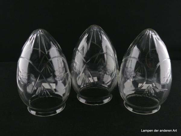3-er Set Jugendstil Lampenschirm gebraucht, Glas klar geschliffen, spitzovale Form, Strahlenschliff von der Spitze ausgehend, mittlere Wandungszone vierfacher Rapport einer Blüte in einem Rahmen, Ersatzglas D: 10cm, H: 16cm, Griffrand 8cm, 3-er Set