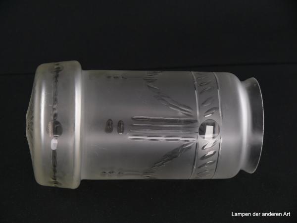 Jugendstil Lampenschirm gebraucht, satiniertes Glas, gerader Zylinder, abstraktes sich wiederholendes Schliffmuster, überstehender gerader Abschlussdeckel mit geschliffener Strahlenaster auf der Oberseite, umlaufende Schliffpunkte, liegend
