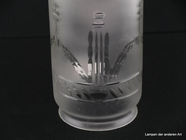 Jugendstil Lampenschirm gebraucht, satiniertes Glas, gerader Zylinder, abstraktes sich wiederholendes Schliffmuster, überstehender gerader Abschlussdeckel mit geschliffener Strahlenaster auf der Oberseite, umlaufende Schliffpunkte, Detail Schliff