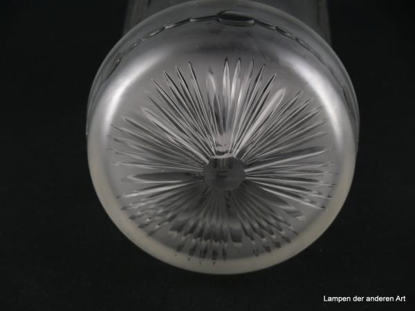 Jugendstil Lampenschirm gebraucht, satiniertes Glas, gerader Zylinder, abstraktes sich wiederholendes Schliffmuster, überstehender gerader Abschlussdeckel, umlaufendes Band aus ovalen und runden Schliffpunkten,  Detail geschliffene Strahlenaster