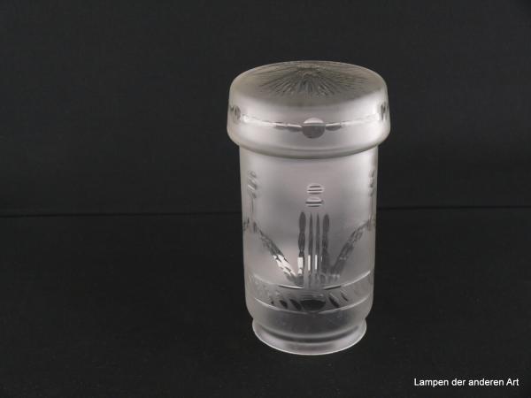 Jugendstil Lampenschirm gebraucht, satiniertes Glas, gerader Zylinder, abstraktes sich wiederholendes Schliffmuster, überstehender gerader Abschlussdeckel mit geschliffener Strahlenaster auf der Oberseite, umlaufende Schliffpunkte