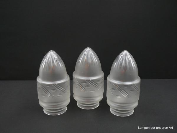 3 gleiche alte Zapfenschirme aus dem Jugendstil grau-satiniert mit Schliffmuster, Kerbschliff und Olivenschliff im zylindrischen Oberteil, unterer Teil Kerbschliff zur Spitze zulaufend, gebraucht, Griffrand 8cm, D=10cm, H=20cm