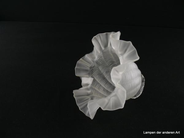 Jugendstil Lampenschirm gebraucht, Glas satiniert, steil abfallende reliefierte Wandung, diagonal verlaufende Verzierung, herstellungsbedingte Glaseinschlüsse vorhanden, Nostalgie Ersatzglas für alte Lampen D: ca. 16cm, H: ca. 10,5cm, Griff 6cm, liegend